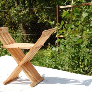 Simple medieval folding chair