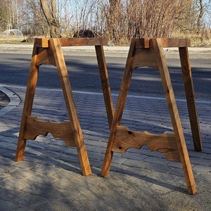 Trípodes de mesa medievales, par de trípodes de mesa medievales modelo B