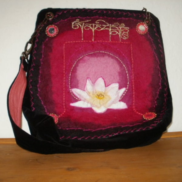 Hand-embroidered shoulder bag in velvet and nuno felt.