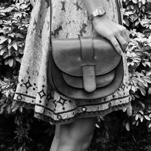 Handmade Leather Saddle Crossbody Bag: Vintage Brown Messenger
