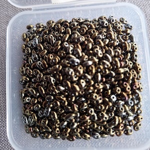 10 g de perles jumelles Preciosa Iris vert olive métallisé