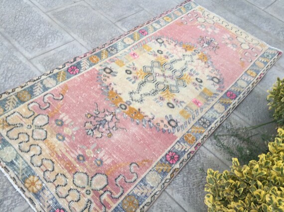 ハンドメイドウールのウシャックラグ：落ち着いたピンクのオリエンタル