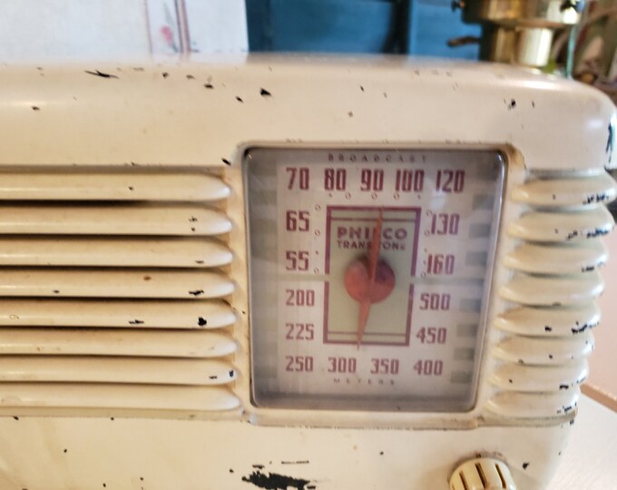 Antique Vintage Art Deco Philco Radio so Shabby & Sheek. It Hums When
