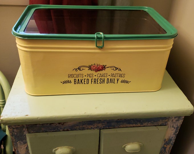Antique Tin Bread Box With Glass Top. Makes a Great Display