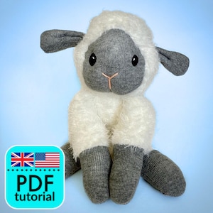 Tutorial passo dopo passo per realizzare un agnello con calzini fai da te, modello di cucito con opzione tutù, istruzioni in inglese, grazioso regalo, progetto artigianale per la decorazione della cameretta dei bambini