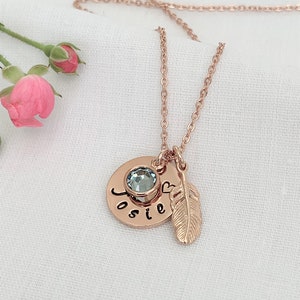 Collar con nombre, piedra natal y dije de pluma, colgante de oro rosa estampado a mano, dije de pluma, regalo de cumpleaños