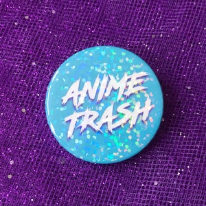 Anime Trash Holographic Pin Abzeichen | 38 mm, Kawaii Pin, Anime Fan, Anime Lover, Weeb Trash, Waifu, Comic Con, Otaku