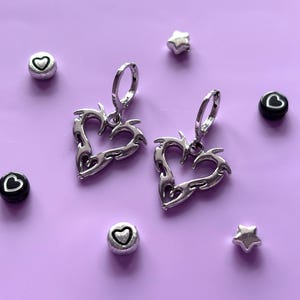 Boucles d&#39;oreilles coeur en argent de l&#39;an 2000 | Créoles Huggie en argent, Bijoux alternatifs, Boucles d&#39;oreilles gothiques emo, Bijoux gothiques, Avant-gardiste Y2K, Esthétique Metalcore