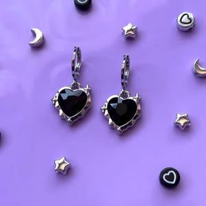 ブラック クリスタル ハート イヤリング | シルバー ハギー フープ、オルタナティブ ジュエリー、エモ ゴシック イヤリング、マジカル ガール ジュエリー、キュートな Y2K ジュエリー