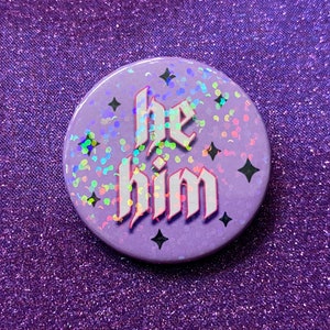He/Ihn Holografisch 38 mm Pin Badge | Pronomen Pin, Identitätsabzeichen, Kawaii Ästhetik, Pastell Goth, Niedlich, glitzernd Pin - Weitere Optionen im Shop!