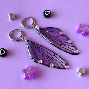 Lila Rosa Fee Schmetterling Ohrringe | Silber Huggie Hoops, Alternative Schmuck, Cottagecore Fairycore Ohrringe, wunderlich, niedlich Schmuck