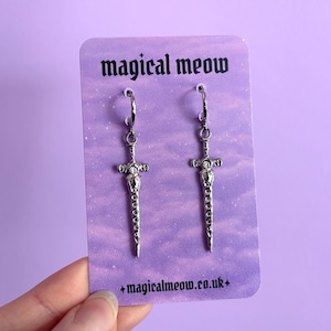 Boucles d&#39;oreilles épée en argent lame en croissant | Créoles Huggie en argent, Bijoux alternatifs, Bijoux épée, Boucles d&#39;oreilles fantastiques, Boucles d&#39;oreilles de guerrier gothique