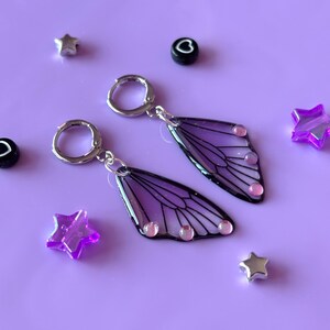 Lila Rosa Fee Schmetterling Ohrringe | Silber Huggie Hoops, Alternative Schmuck, Cottagecore Fairycore Ohrringe, wunderlich, niedlich Schmuck