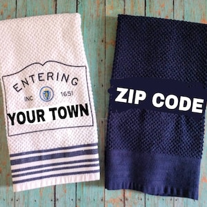 Massachusetts Eingang Zeichen und Postleitzahl bestickt Küchentücher, Boston Handtücher, Einweihungsparty Geschenke, Wohnkultur, Massachusetts stolz