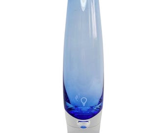 Könnte beinhalten: Eine hohe, schlanke Glasvase mit einem Farbverlauf von Hellblau zu Dunkelblau. Die Vase hat einen abgerundeten Boden mit einer durchsichtigen Glasblase.