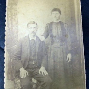 キャビネット カード 1890-99 男性 女性 夫 妻 カードストック 4.125 インチ x 5.5 インチ 人物 肖像画