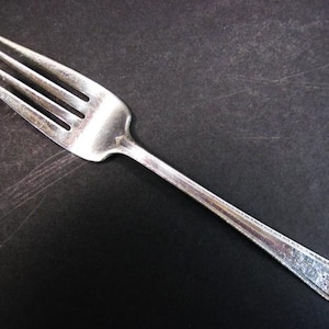 Forchetta da insalata Holmes Edwards 1927 IS Pageant in argento placcato con monogramma E, 6 1/4"