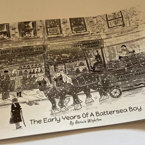 Puede incluir: Una ilustración en blanco y negro de la portada de un libro con el título "The Early Years Of A Battersea Boy" de Bernie Wighton. La portada representa una escena de calle nevada con un carro tirado por caballos, tiendas y personas.