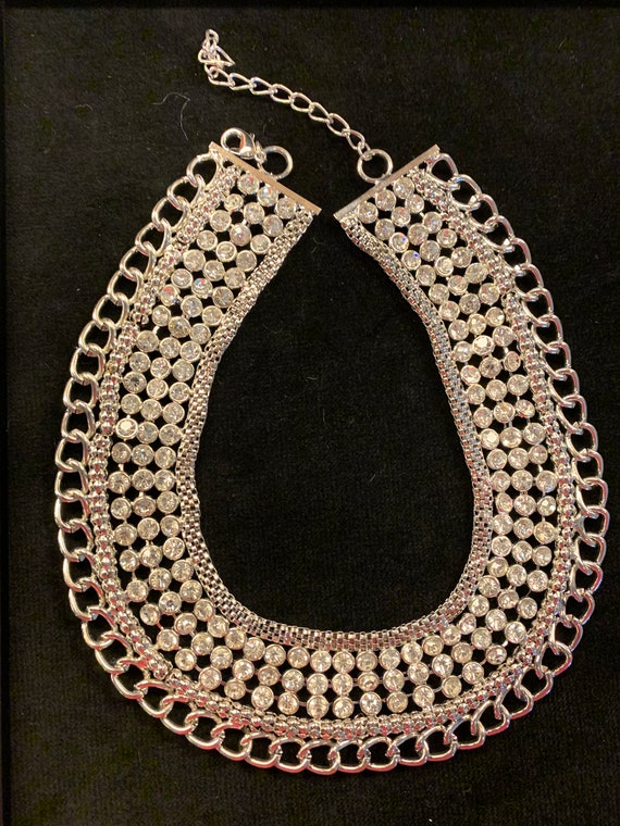 Rhinestone and silver tone chain collar necklace - image 5