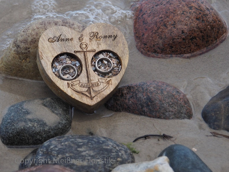 Ring cushion wooden heart small with maritime engraving image 4