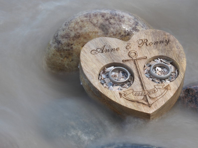 Ring cushion wooden heart small with maritime engraving image 3