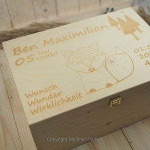 Pode incluir: Uma caixa de madeira com um design de raposa e o texto "Ben Maximilian 05.2020 Wunsch Wunder Wirklichkeit 01:52 2030 g 47 cm". A caixa tem uma trava dourada.