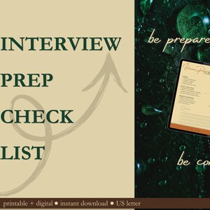Peut inclure: Une liste de contrôle de préparation à l'entretien affichée sur l'écran d'une tablette avec un stylet. Le texte indique Interview Prep Checklist, be prepared et be confident. Le fond présente une surface texturée vert foncé avec des gouttes.