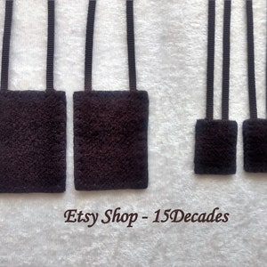 Puede incluir: Varias piezas rectangulares de tela marrón oscuro con correas adjuntas se muestran sobre un fondo blanco texturizado. El nombre de la tienda Etsy, "Etsy Shop - 15Decades", está impreso en escritura marrón en la parte inferior de la imagen.