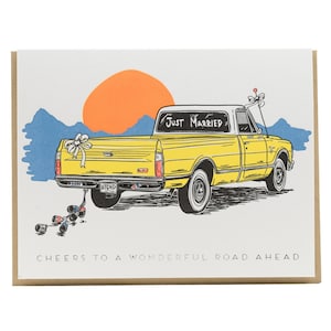 Carte de voeux typographique de mariage vintage avec camion au coucher du soleil