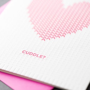 Un câlin ? Carte typographique coeur tricoté