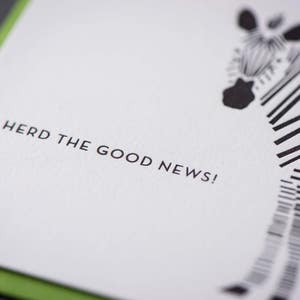 Annoncez la bonne nouvelle ! Carte de voeux typographique bébé zèbre