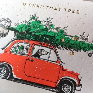 Ó cão de árvore de Natal em Fiat
