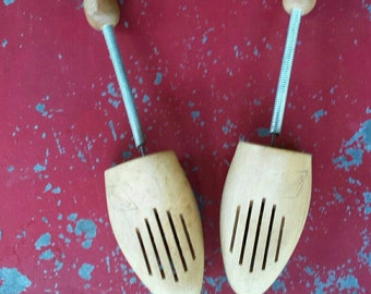 Vintage par de Formwell madera y metal zapatos Strechers hechos en Alemania, Vintage forma de zapato de madera con primavera W Alemania grande 20