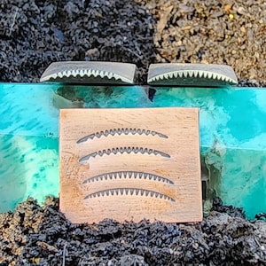 Może przedstawiać: Biały ceramiczny kubek z czarnym uchwytem i napisem "But First, Coffee" pogrubioną czcionką. Kubek jest ustawiony na rozmytym tle, sugerującym przytulne otoczenie.