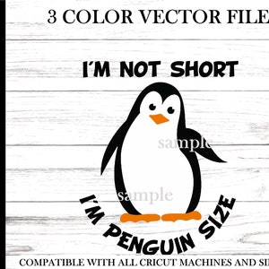 Korte mensen svg - schattige pinguïn svg - Ik ben niet kort Ik ben pinguïn formaat svg - Grappige korte mensen svg - 3 kleuren bestand
