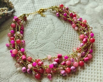 Collar bohemio de ganchillo grueso con múltiples hebras y cuentas: rosa y dorado / Joyería bohemia hecha a mano