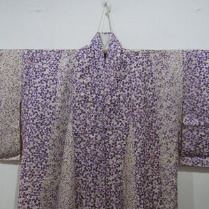 kimono japonais vintage crème et violet à motif de fleurs et peignoir, vêtement de nuit 23 NOVEMBRE-07