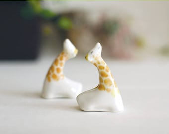 Giraffe ring cone/Jewelry ring cone/Ceramic ring holders/Animal ceramic jewelry stand/Miniature Sculpture/Handmade ceramics/Ring Accessory