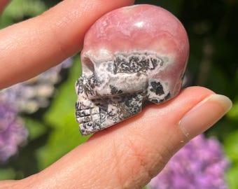 ロードクロサイト宝石の頭蓋骨：彫刻されたクリスタルの置物（54g 