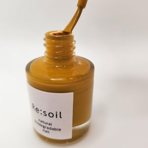 Esmalte de uñas amarillo biodegradable: vegano y ecológico