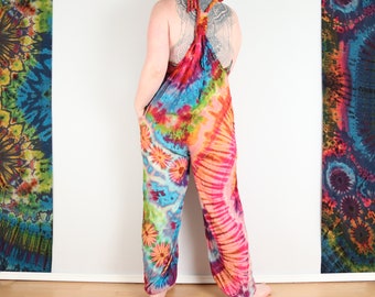 Tie Dye Dungarees Baby Pink and Rainbow Boho Jumpsuit Loungewear Comfy Festival Romper Onesie par Bare Canvas
