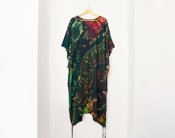 Langer Sommer Poncho Waldgrün Regenbogen Tie Dye Boho Strand Cover Up Tunika Sommer Urlaub Kleid Top Festival Kaftan von Bare Canvas