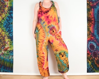 Tie Dye Dungarees Orange vif et Rainbow Boho Jumpsuit Loungewear Comfy Festival Romper Onesie by Bare Canvas