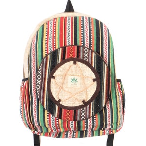 Peut inclure: Un sac à dos rayé multicolore avec un patch en chanvre circulaire représentant une étoile à cinq branches et une feuille verte. Le texte "The Hemp" est imprimé sur le patch.