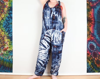 Tie Dye Dungarees Blanc et Bleu Boho Jumpsuit Loungewear Comfy Festival Romper Onesie par Bare Canvas