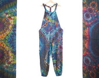 Tie Dye Dungarees Aqua Blue et Rainbow Boho Jumpsuit Loungewear Comfy Festival Romper Onesie par Bare Canvas