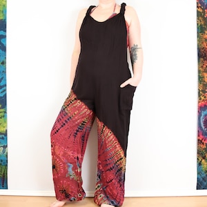 Tie Dye Tuinbroek Zwart en Ruby Red Boho Jumpsuit Loungewear Comfy Festival Romper Onesie van Bare Canvas