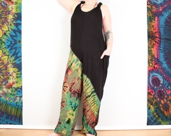 Tie Dye Dungarees Noir et vert mousse Boho Jumpsuit Loungewear Comfy Festival Romper Onesie par Bare Canvas