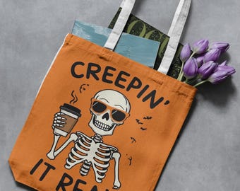 Projekt torby Creepin’ It Real | Zabawny szkielet PNG | Estetyka Halloween | Upiorny prezent dla miłośnika kawy
