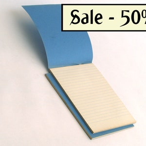 Twee beklede papieren notitieblokken uit de jaren 40 met watermerk. 50 vellen elk, A5-formaat. Ongebruikt. WO II-papier. wo2
